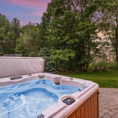 Lakes Region Retreat | Hot Tub + Fire Pit | Game Room